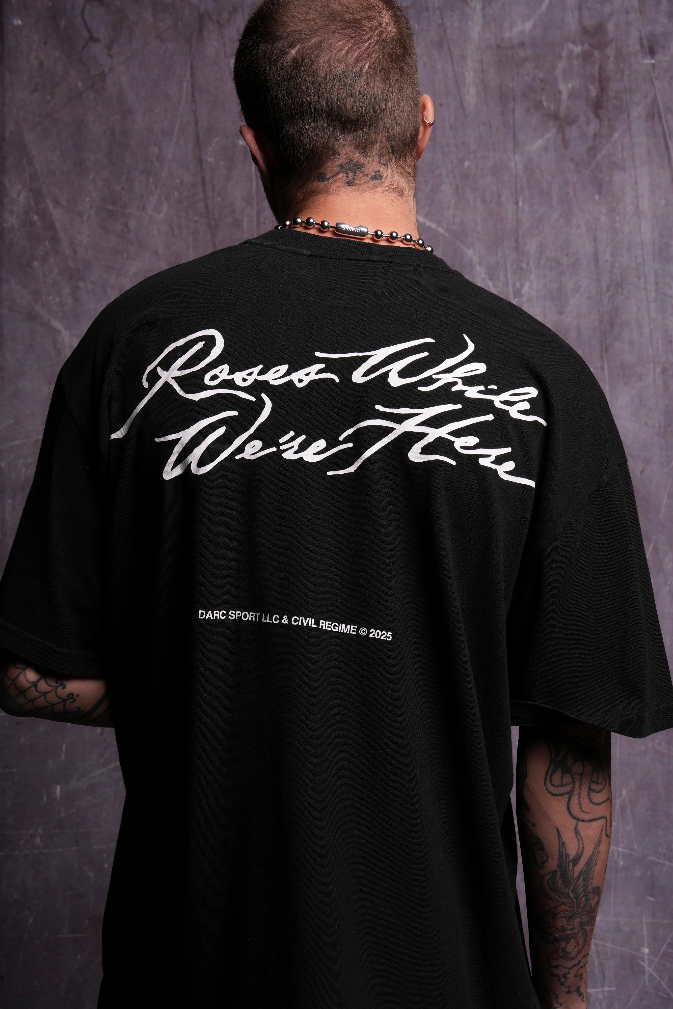 CAMISETA "ROSES WHILE WE'RE HERE" - D1 WOLVES